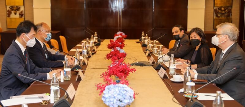 美國貿易代表戴琪（右2）20日與政務委員鄧振中（左2）在泰國會晤，談論深化美台經濟關係機會。（圖取自https://twitter.com/USTRSpox）