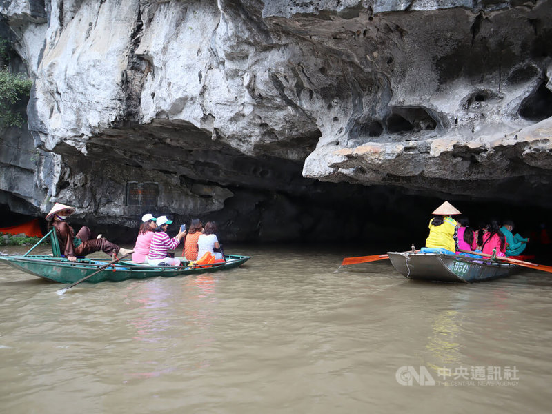 位於越南寧平省的景點陸龍灣深受國際旅客喜愛，旅客造訪可搭乘小船欣賞石灰岩地形。寧平省官方喊話，拚年內可以吸引250萬旅客人次。中央社記者陳家倫寧平攝  111年5月21日