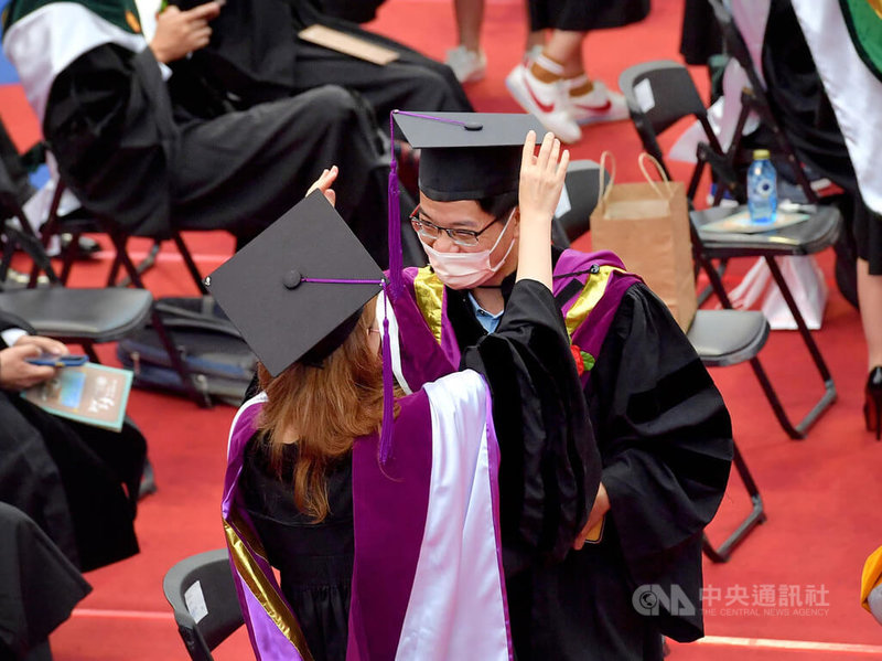 國立台灣大學21日上午在綜合體育館舉行110學年度畢業典禮,今年學士班、碩士班、博士班畢業生共約1萬人,受COVID-19疫情影響,近700名畢業生代表出席。中央社記者王飛華攝 111年5月21日
