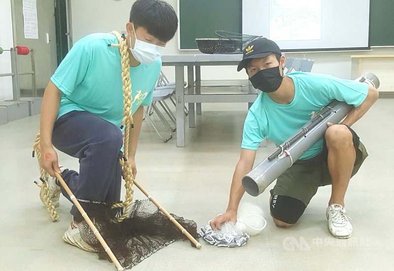 國立澎湖高級海事水產職業學校21日舉行百週年校慶活動,馬公市公所協助在校內舉辦校慶園遊會,各科也分別推出體驗活動,展現教學成果,學生體驗漁民早年傳統漁撈。中央社 111年5月21日
