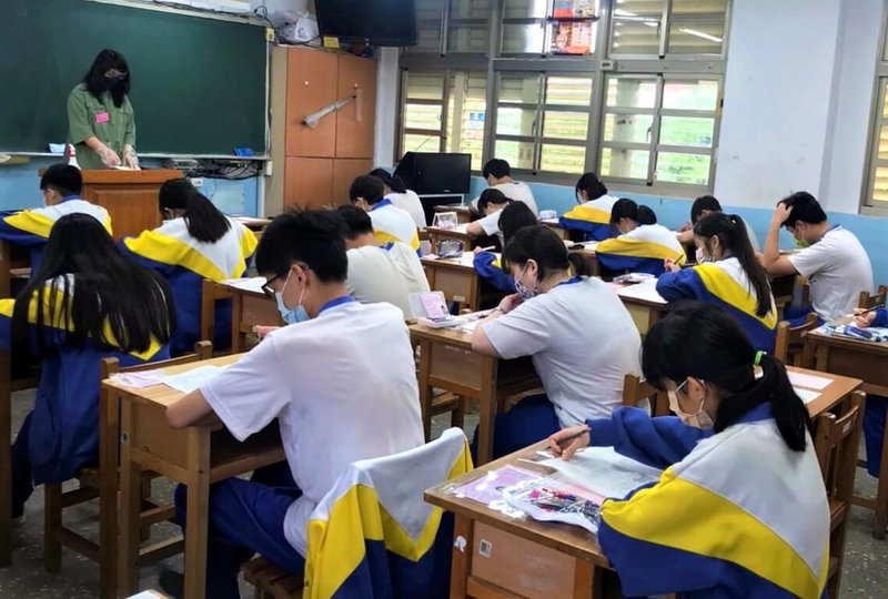 111年國中教育會考登場,新北市教育局21日表示,新北考區共29處考場,3萬764人報考,到考率約94.8%。圖為新北考場考生應試情形。(新北市教育局提供)中央社記者黃旭昇新北市傳真 111年5月21日