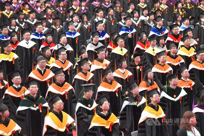 國立台灣大學畢業典禮21日在綜合體育館舉行,今年學士班、碩士班、博士班畢業生共約1萬人,受COVID-19疫情影響,近700名畢業生代表出席,台大同步開放線上直播。中央社記者王飛華攝 111年5月21日