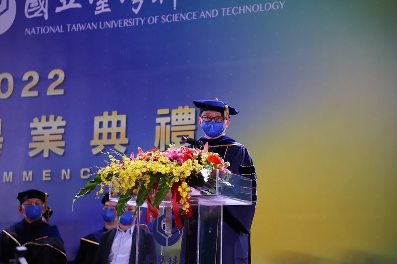 台灣科技大學21日舉行畢業典禮，校長顏家鈺勉勵畢業生用所學和智慧來克服多變挑戰，並終身學習。（台科大提供）中央社記者許秩維傳真  111年5月21日