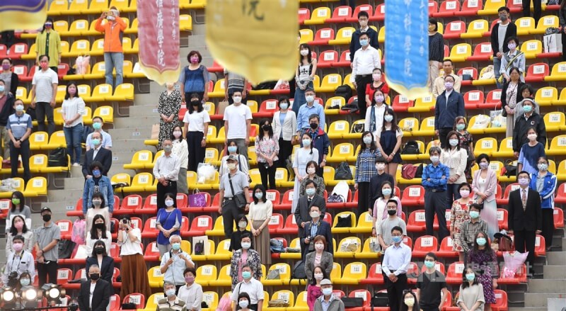 國立台灣大學21日上午在綜合體育館舉行畢業典禮，因應COVID-19疫情，家長觀禮席安排採間隔座，保持社交距離。中央社記者王飛華攝 111年5月21日