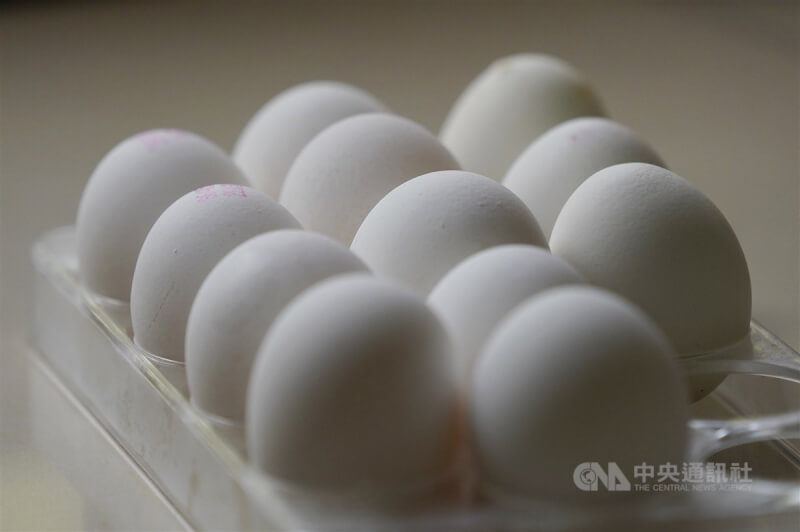 中國當局嚴格執行清零封控防疫，導致雞蛋困在封控區，蛋價飆漲。（示意圖／中央社檔案照片）