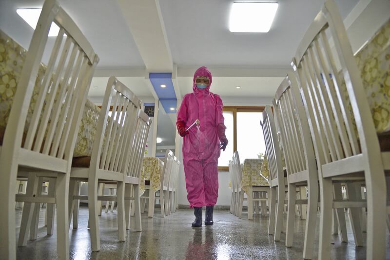 北韓爆發COVID-19疫情，工作人員16日在一處食堂展開清潔消毒作業。（共同社）