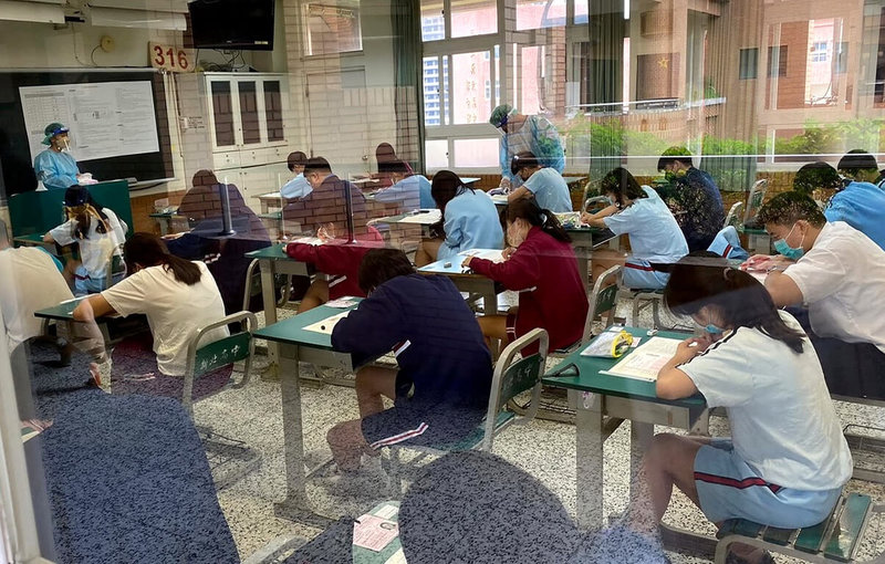 111年國中教育會考新北市考區共設有29處考場,計有3萬764人報考,21日首日到考率約94.8%。圖為新北高中考場考生應試情形。(新北市教育局提供)中央社記者黃旭昇新北市傳真 111年5月21日