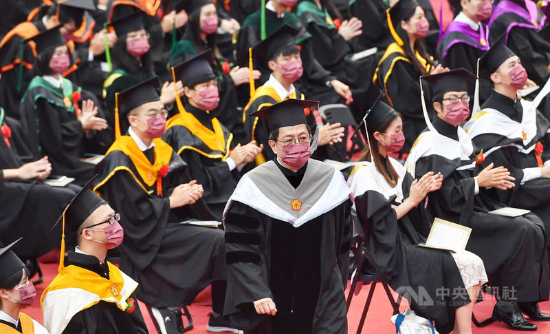 國立台灣大學21日上午在綜合體育館舉行110學年度畢業典禮，校長管中閔（前左3）出席致詞，勉勵畢業生在人生大路上一直向前，堅強而滿足。中央社記者王飛華攝  111年5月21日