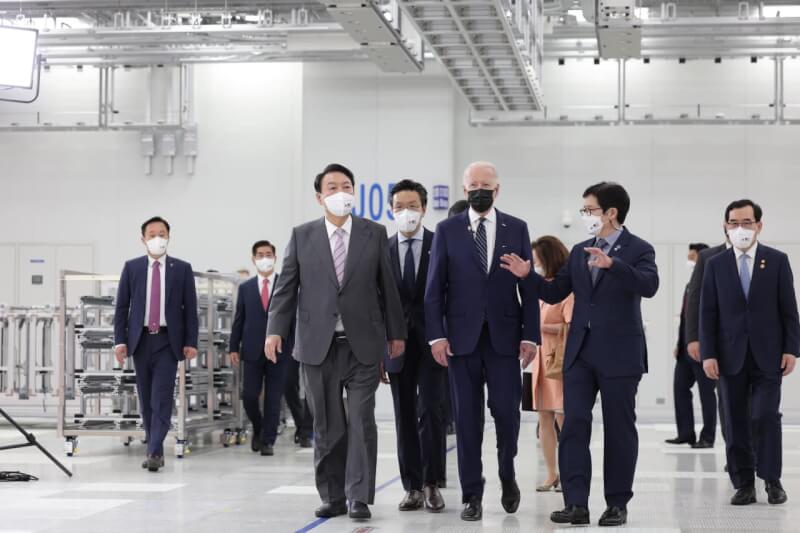 美國總統拜登（前左2）與韓國總統尹錫悅（前左1）20日在首爾舉行峰會。圖為兩人造訪半導體工廠。（圖取自facebook.com/sukyeol.yoon）
