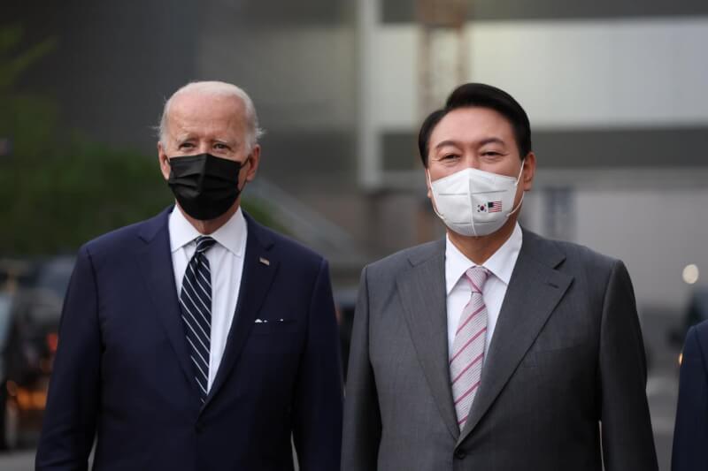 南韓總統尹錫悅（右）表示南韓正與美方商議就核武共同計畫、軍演，美國總統拜登（左）卻表示沒有與南韓就聯合核演習商議。圖為2022年5月兩人會面時合影。（圖取自facebook.com/sukyeol.yoon）
