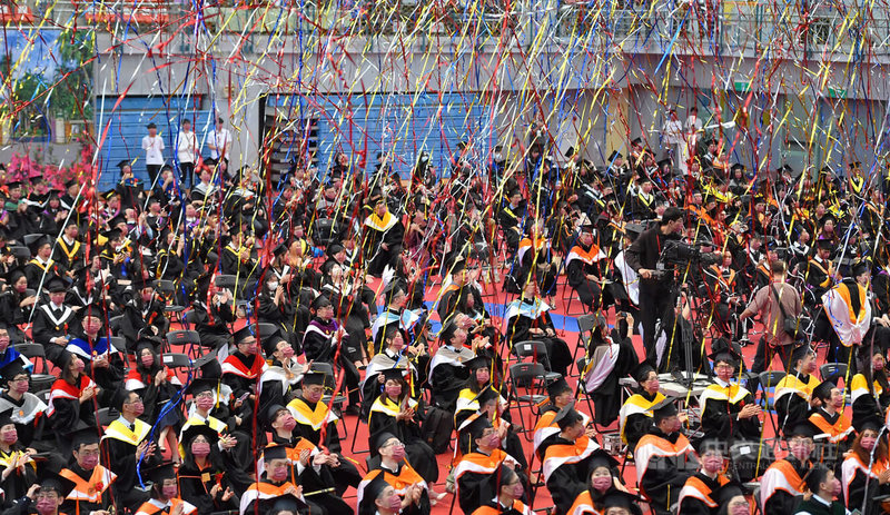 國立台灣大學21日上午在綜合體育館舉行110學年度畢業典禮,畢業生在滿場繽紛的彩帶飛揚中迎向未來,將帶著祝福進入新的階段。中央社記者王飛華攝 111年5月21日