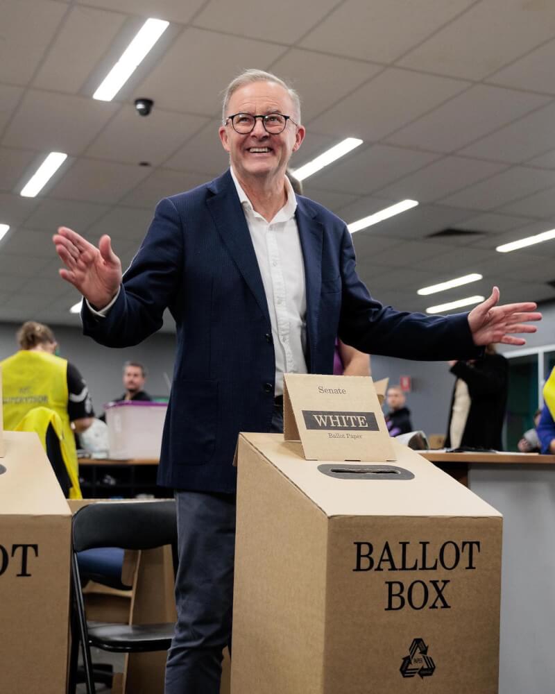 根據澳洲3大新聞電視台預測，勞工黨領袖艾班尼斯將成為澳洲下一任總理。圖為艾班尼斯21日完成投票。（圖取自facebook.com/AlboMP）