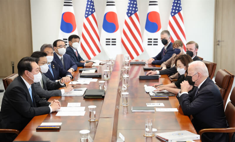 南韓總統尹錫悅上任逾100天，在美中之間的立場仍與前任政府同樣模糊。圖為美國總統拜登（右1）5月21日與尹錫悅（左1）進行高峰會。（韓聯社）