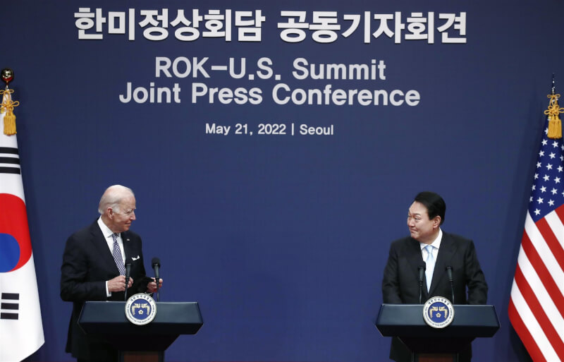 韓美峰會21日談及進一步將同盟關係升級至經濟安保領域。左為美國總統拜登，右為韓國總統尹錫悅。（共同社）