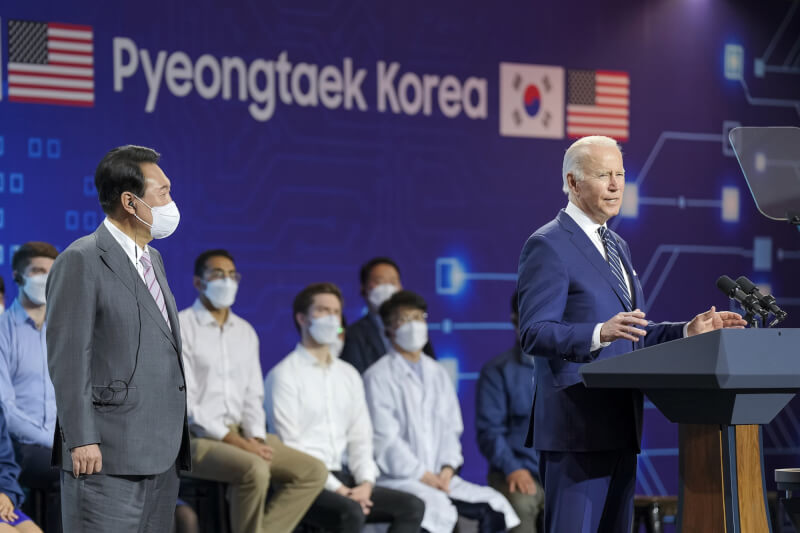 美國總統拜登（前右）20日亞洲訪問行程首先參觀韓國三星公司位於平澤的電腦晶片製造廠，藉此凸顯其關注困擾世界經濟的晶片短缺問題。（圖取自twitter.com/POTUS）