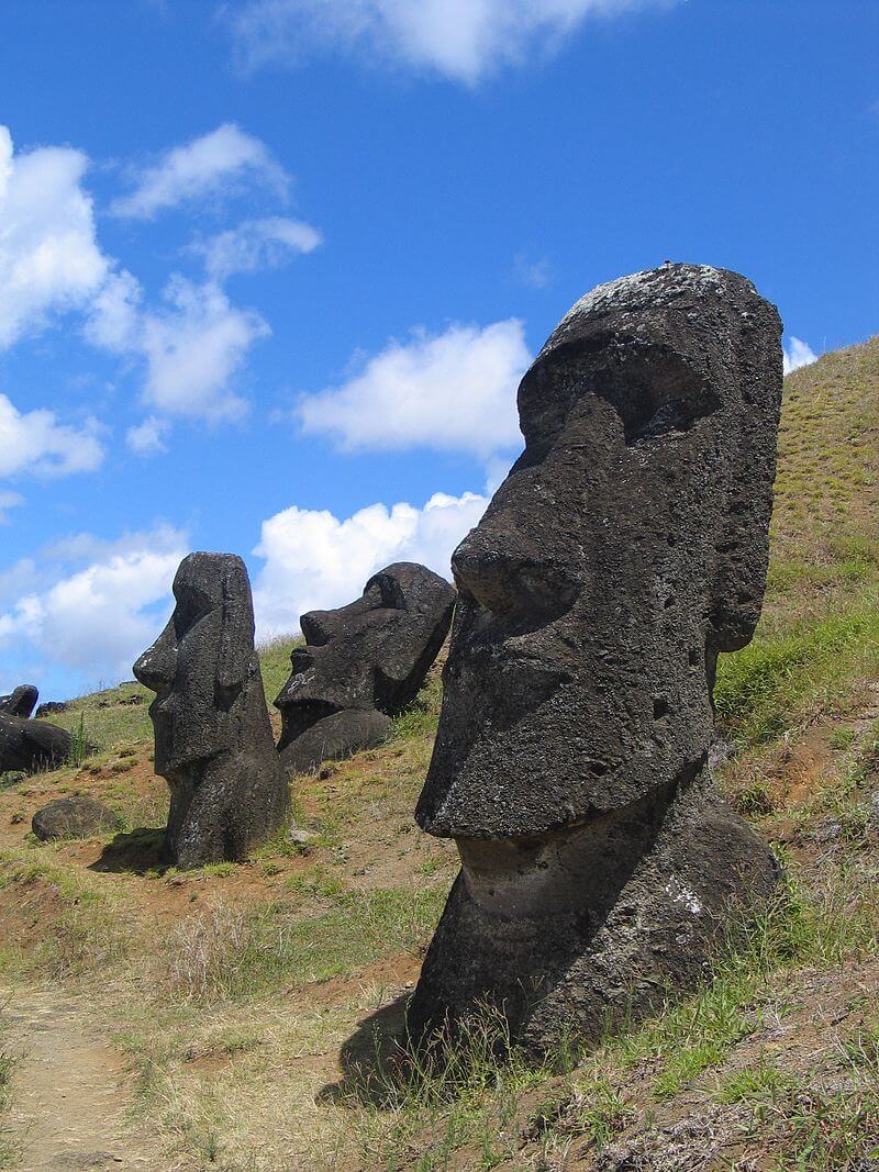復活島位於智利海岸以西3500公里，以摩艾石像（圖）聞名於世。（圖取自維基共享資源，版權屬公有領域）