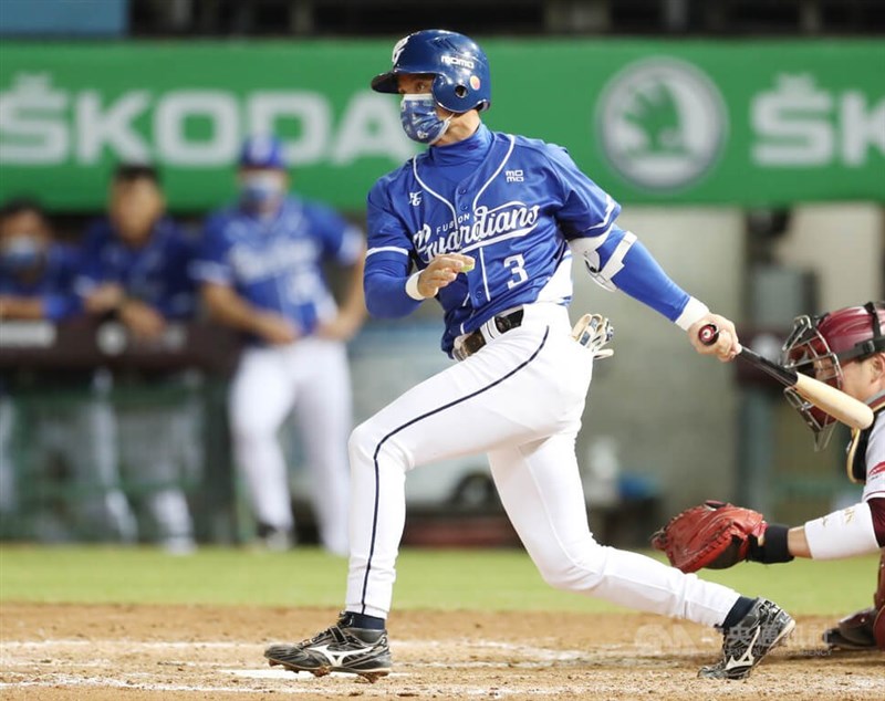 中職富邦悍將隊20日在桃園與樂天桃猿隊交手,悍將王勝偉單場3安貢獻4分打點,好表現助隊以9比6奪勝,也讓他本季首度獲選單場MVP。中央社記者張新偉攝 111年5月20日