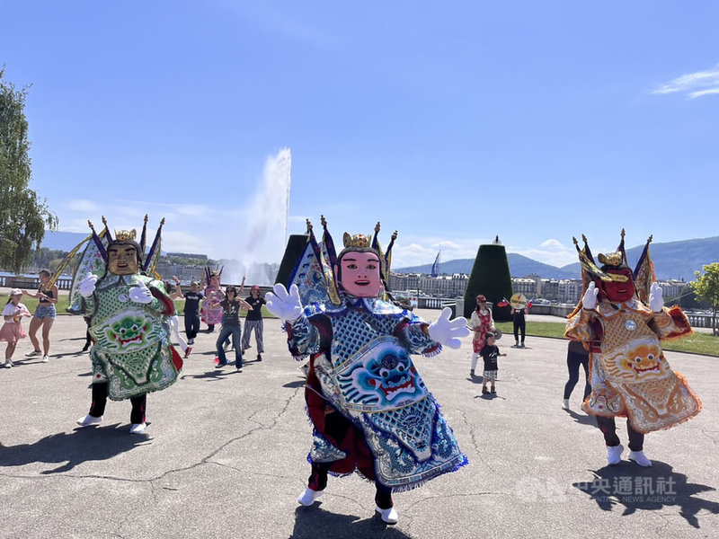 世界衛生大會登場前夕，台灣電音三太子21日現身瑞士日內瓦，與超過150位來自世界各地配戴花布巾的僑胞一同熱舞，吸引民眾圍觀拍照。中央社記者曾婷瑄日內瓦攝 111年5月22日