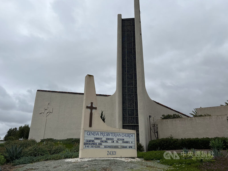 美國加州拉古納伍茲（Laguna Woods）「日內瓦長老會教堂」（Geneva Presbyterian Church）15日在台灣人教會聚會時，發生槍手混入開槍的槍擊案。圖為教堂外觀。中央社記者林宏翰洛杉磯攝 111年5月22日