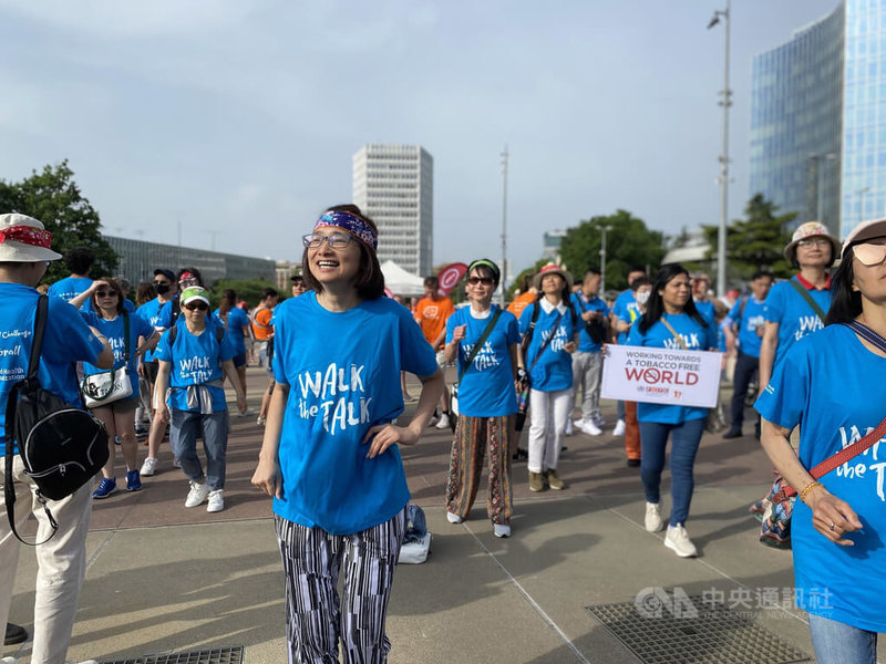 世衛大會召開前夕照往例舉辦健走活動，開始前主辦單位帶領熱身，全場跳起來。台僑表示，不想缺席任何能替台灣發聲的機會，告訴世界台灣參與國際組織的決心。中央社記者曾婷瑄日內瓦攝  111年5月22日