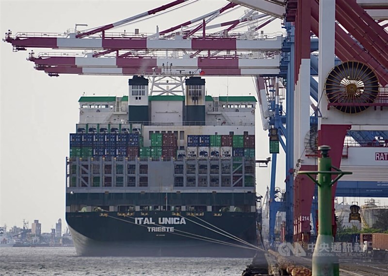 行政院經貿辦22日說，2021年台灣對新南向18國出口額825.8億美元，創歷史新高。圖為貨櫃船停靠高雄港。（示意圖／中央社檔案照片）