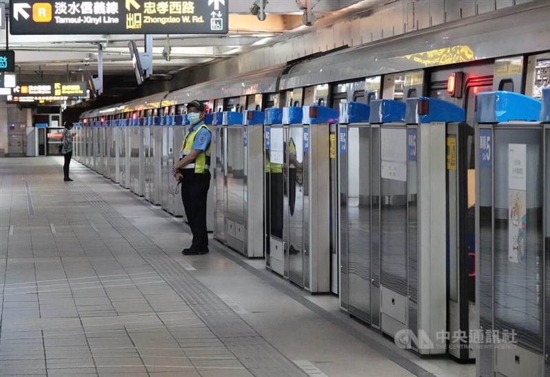 本土疫情影響台北捷運運量，板南線台北車站月台15日不如以往車水馬龍，人潮減少許多。（中央社檔案照片）