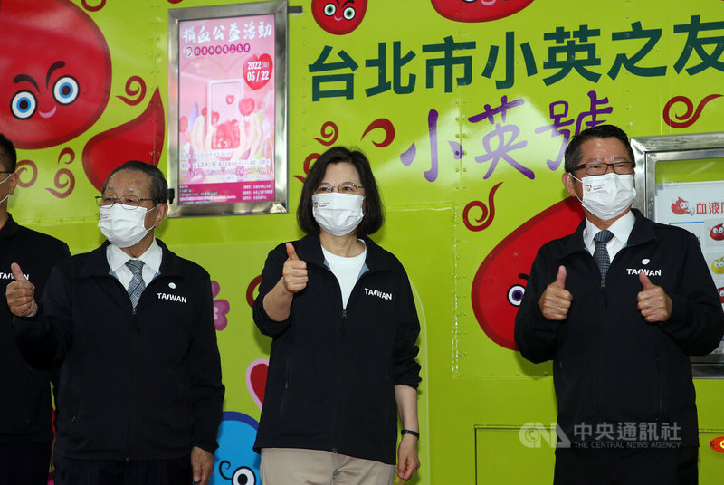 「小英號捐血車、血液運送車捐贈啟用典禮」22日在大安森林公園舉行,總統兼民進黨主席蔡英文(中)、全國小英之友會總會長顏志發(左)、台北市小英之友會總會長陳茂仁(右)出席。中央社記者郭日曉攝 111年5月22日