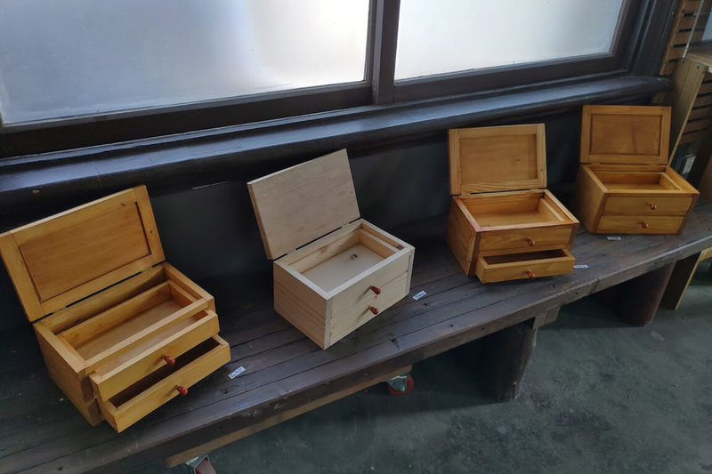 台南市文化資產管理處與陽明高級工商職業學校合作,邀請傳統工藝匠師到校傳授榫卯技藝,學生學習製作珠寶盒等作品。(台南市文資處提供)中央社記者楊思瑞台南傳真 111年5月22日