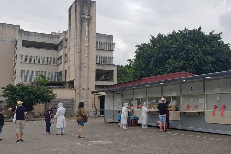 台南市政府從5月2日至20日透過3處社區篩檢站服務1萬3383名民眾,其中2處將於23日至29日持續開設。圖為南區松柏育樂中心篩檢站。(台南市衛生局提供)中央社記者楊思瑞台南傳真 111年5月22日