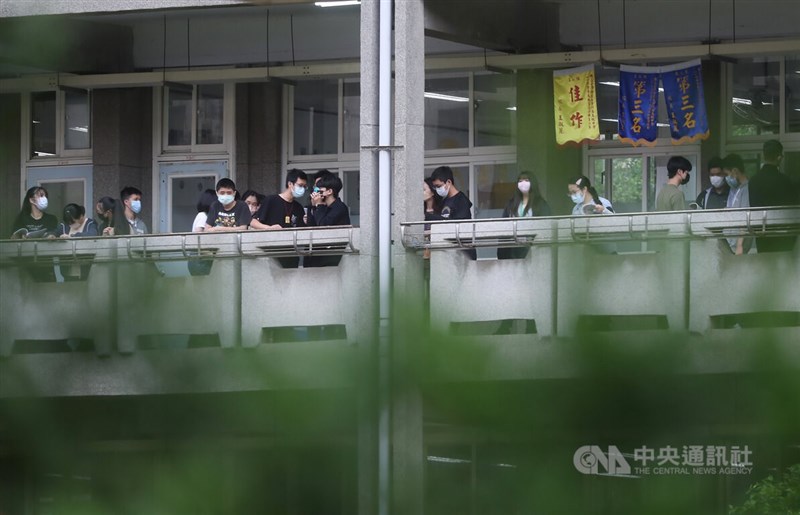 國中教育會考22日依序考自然、英語閱讀、英語聽力3節。上午考生在師大附中考場翻書複習做最後衝刺,等待應試。中央社記者裴禛攝 111年5月22日