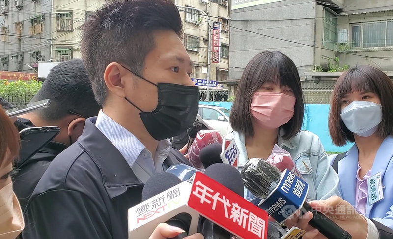 總統府發言人張惇涵(左)表示,總統蔡英文關心全國防疫工作,北北基桃疫情嚴峻,就曾協調台大醫院及新北市醫師公會擴大量能。中央社記者王鴻國攝 111年5月22日
