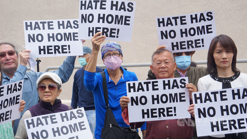 美國南加州15日一處台灣人教會發生槍擊案，21日南加州台灣移民社區集結，呼籲停止仇恨犯罪的暴力行為。中央社記者林宏翰洛杉磯攝 111年5月22日