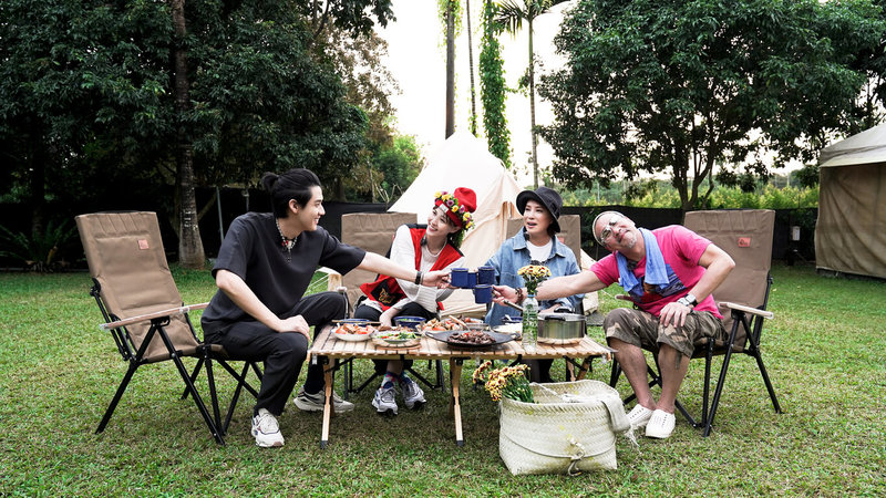 節目「花甲少年趣旅行」首集邀黃仲崑（右起）、葉璦菱、魏蔓、李玉璽出遊，尋訪秘境景點。（華視提供）中央社記者王心妤傳真  111年5月22日