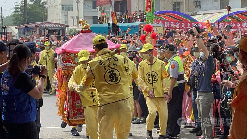 苗栗縣拱天宮白沙屯媽祖20日起駕,逾9萬信眾報名參加遶境,22日上午10時35分到北港朝天宮,27日回宮,總計全程8天7夜。中央社記者姜宜菁攝 111年5月22日