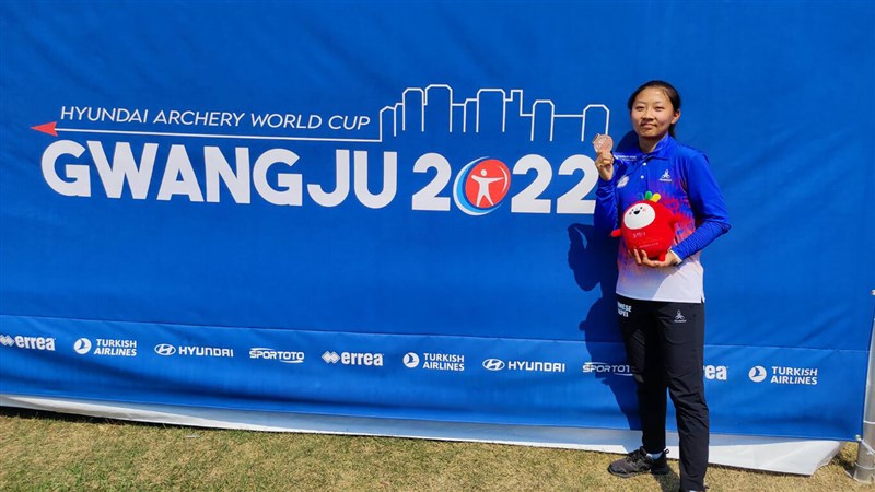 2022年射箭世界盃光州站是今年4站世界盃的第2站,台灣反曲弓小將郭紫穎和邱意晴在銅牌戰對決,邱意晴(圖)以6比2勝出,拿下銅牌。(射箭協會提供)中央社記者黃巧雯傳真 111年5月22日