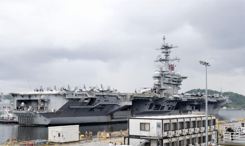 美國核動力航空母艦林肯號為了進行補給以及讓艦上人員休息，21日首度停靠位於日本神奈川縣的美國海軍橫須賀基地。（共同社）