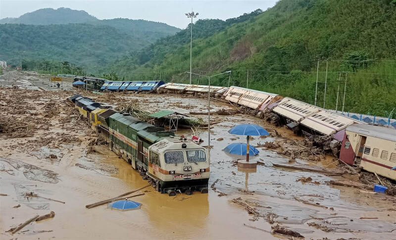 豪雨引發廣泛洪水，肆虐孟加拉和印度境內大片地區。圖為印度東北部阿薩姆省的新哈夫隆火車站的火車16日被土石流沖到翻覆。（美聯社）