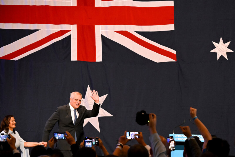 澳洲聯邦大選21日登場，總理莫里森（後右）已經承認敗選。圖為莫里森選後與妻子珍妮（後左）抵達自由黨選舉之夜。（法新社）