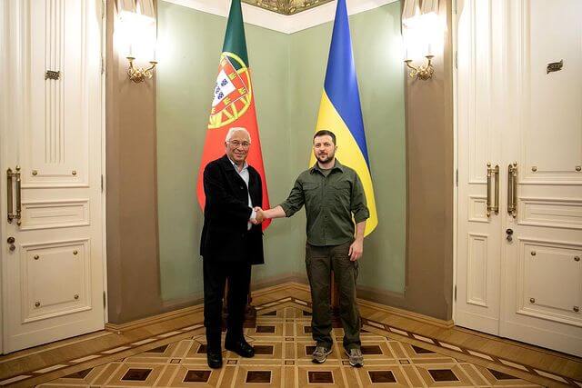 烏克蘭總統澤倫斯基（右）21日與來訪的葡萄牙總理柯斯塔（左）召開聯合記者會時表示，唯有外交突破才能終結俄羅斯對烏克蘭的戰爭。（圖取自instagram.com/antoniocostapm）