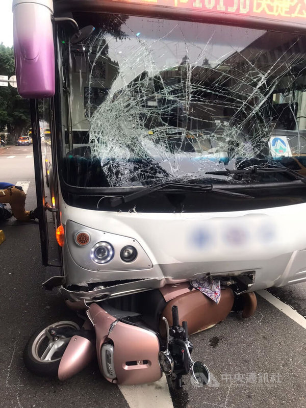 34歲楊姓男子22日騎車載女友行經北市北平東路附近路口時,疑闖紅燈與客運發生碰撞,楊男送醫後不治,他的女友多處擦傷。(翻攝畫面)中央社記者劉建邦傳真 111年5月22日