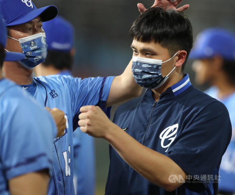 中職富邦悍將隊22日與樂天桃猿隊交手,以5比2系列賽橫掃桃猿隊、拿下3連勝。先發投手陳仕朋(右)表現亮眼,總計用106球投6.2局,被敲出5支安打,投出4次三振,失掉1分責失分、本季首勝終於開張,也拿下單場最有價值球員(MVP)。中央社記者張新偉攝 111年5月22日