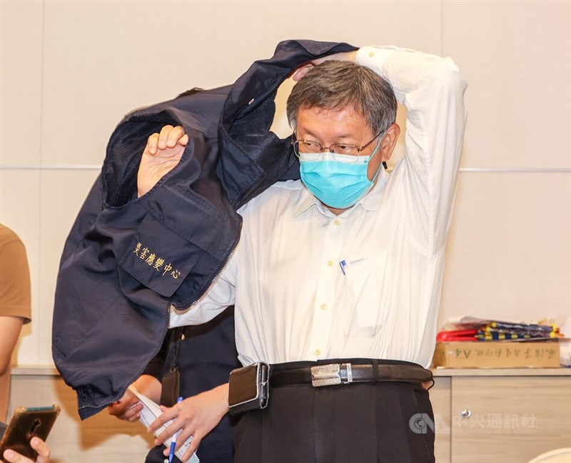 台北市長柯文哲22日快篩陽性緊急赴PCR採檢後返家隔離，晚間確診。（中央社檔案照片）