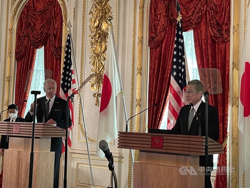 美日高峰會23日在東京舉行，美國總統拜登與日本首相岸田文雄出席會後的聯合記者會。中央社記者楊明珠東京攝 111年5月23日