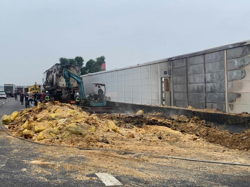 一輛貨櫃車23日清晨行經國道1號頭份路段時,左後輪突然爆胎、起火燃燒,整個貨櫃燒成一團火球,貨櫃內滿載的泡麵付之一炬。(國道警方提供)中央社記者管瑞平傳真 111年5月23日