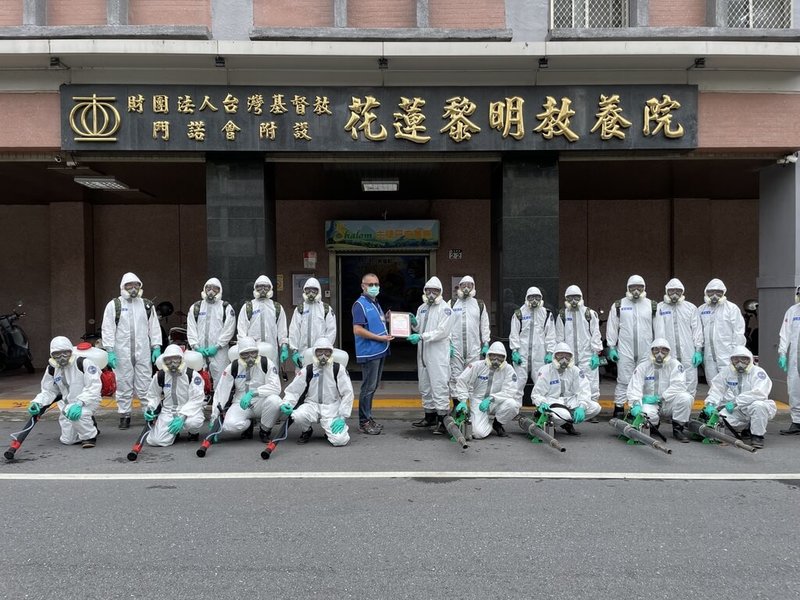 花蓮黎明教養院爆發COVID-19院內感染,歷經辛苦抗疫,終於在20日全院解除隔離,院方感謝陸軍花東防衛指揮部化學兵連協助教養院內進行消毒任務。(黎明教養院提供)中央社記者李先鳳傳真 111年5月23日