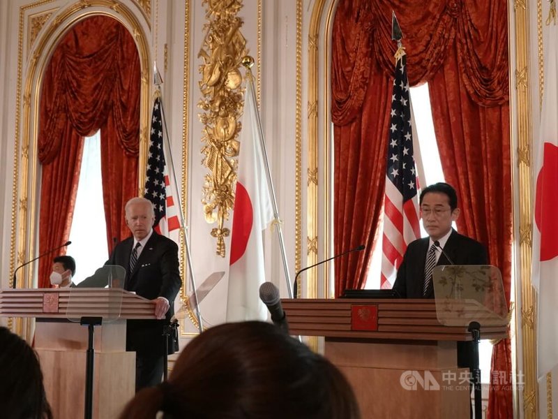 美國總統拜登（左）23日與日本首相岸田文雄（右）在東京舉行會談。之後發表聯合聲明，重申台灣海峽和平與穩定的重要性是國際社會和平與繁榮不可或缺要素。中央社記者楊明珠東京攝 111年5月23日