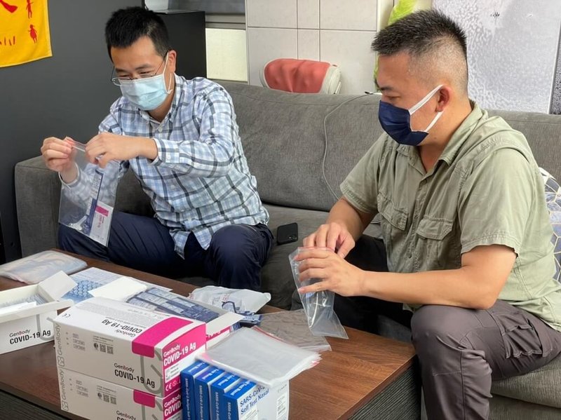 國內COVID-19疫情持續,離島地區居民23日起納入快篩檢測陽性,就可經醫師診斷後確診。金門縣議員董森堡(左)、金寧鄉代表參選人李俊龍(右)等發起成立「金門快篩共享站」,供急需民眾先行借用,合力抗疫。(董森堡提供)中央社記者黃慧敏傳真 111年5月23日
