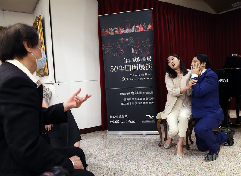 台北歌劇劇場「50年回顧展演」6月5日將在衛武營國家藝術文化中心歌劇院登場,23日在台北舉行宣告記者會,聲樂家出席並演出經典片段。中央社記者郭日曉攝 111年5月23日