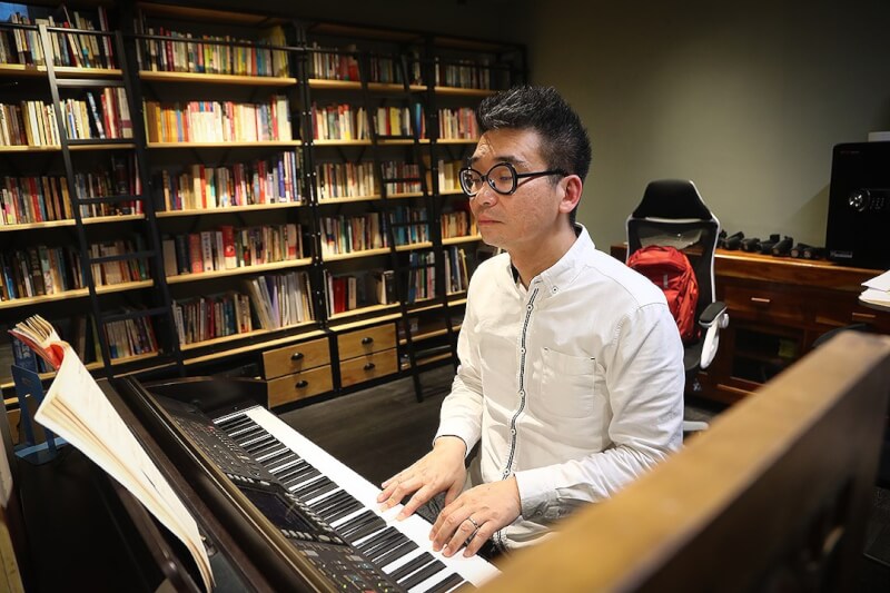 岑偉宗的工作室有音樂與大量書籍,他在這裡思考也在這裡創作。(攝影:王騰毅)