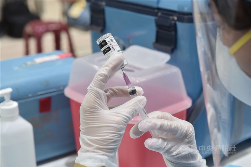中央流行疫情指揮中心23日表示，莫德納可能會有新的半劑量，7月後可能提供6歲以下的兒童疫苗。（中央社檔案照片）